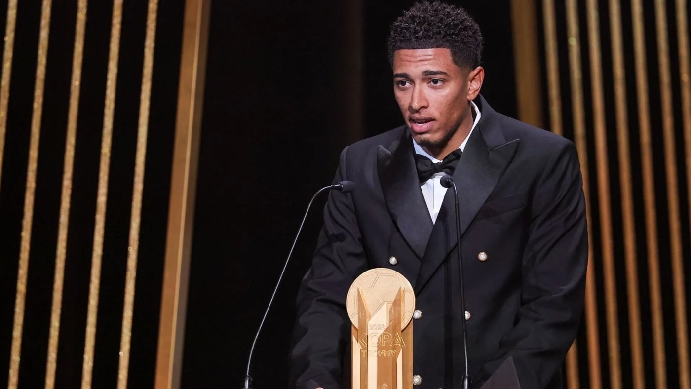 Jude Bellingham habla junto al Trofeo Kopa en la gala de 2023