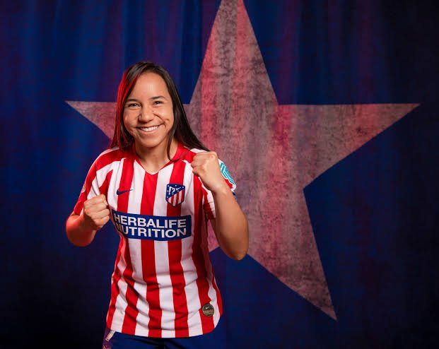 Charlyn Corral posa con la camiseta del Atlético de Madrid