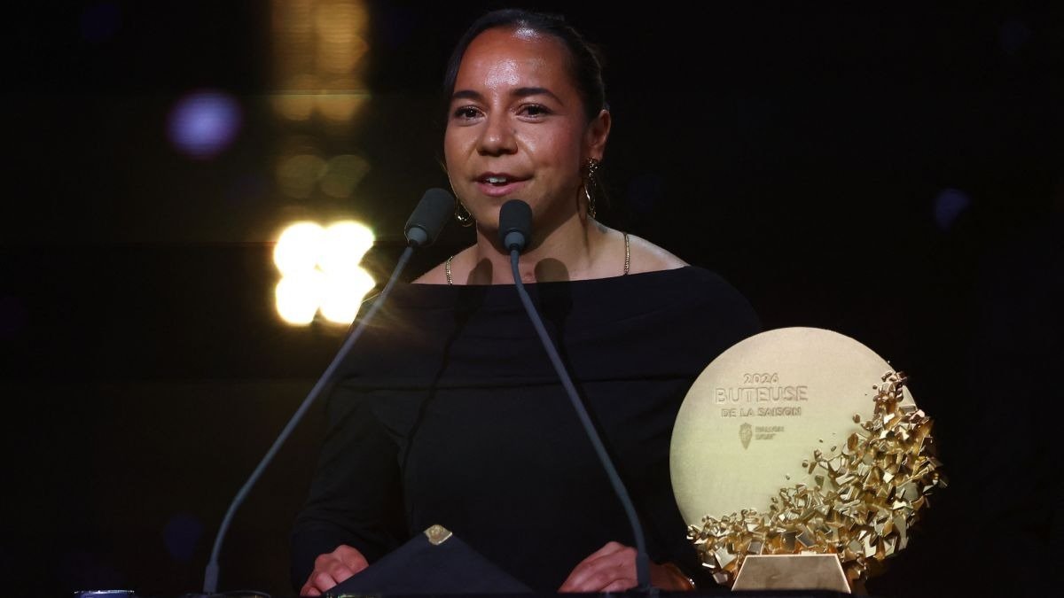 Charlyn Corral habla en el escenario de la gala del Balón de Oro junto a su trofeo
