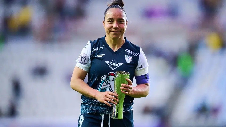 Charlyn Corral con un trofeo y el gafete de capitana del Pachuca