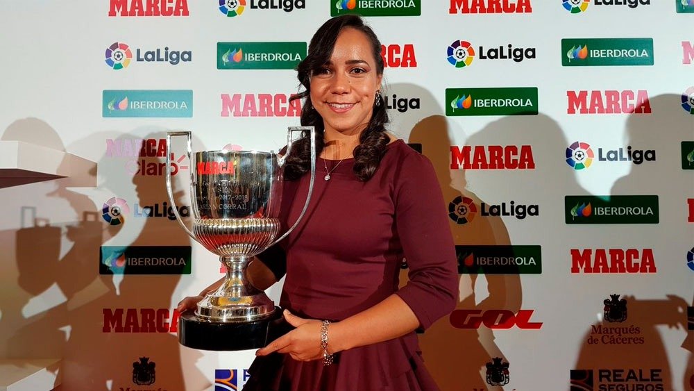 Charlyn Corral sostiene el trofeo Pichichi de la temporada 2017-2018