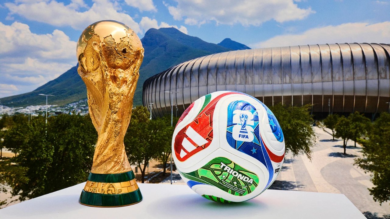 La Copa del Mundo y el balón Trionda frente al Estadio BBVA en Monterrey