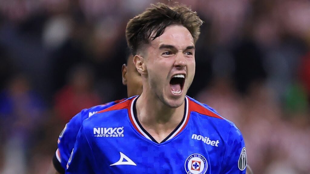 Jugador de Cruz Azul festeja un gol