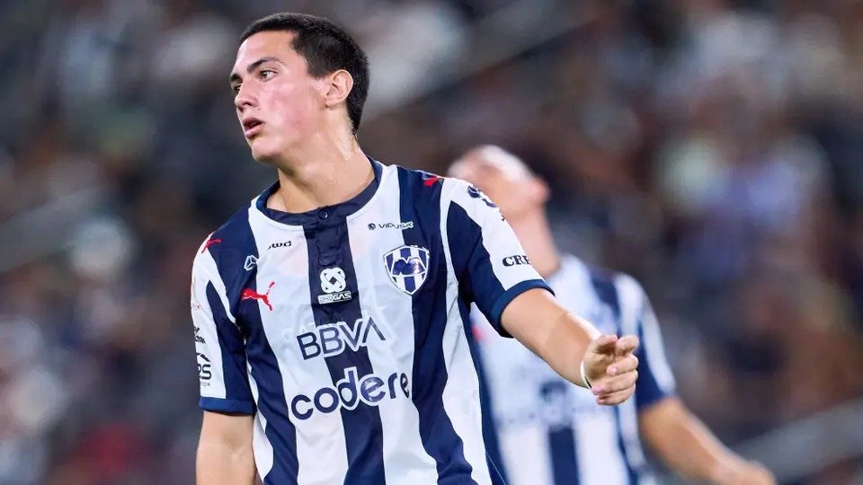 Aldo Patricio de Nigris con el uniforme de Monterrey durante un partido