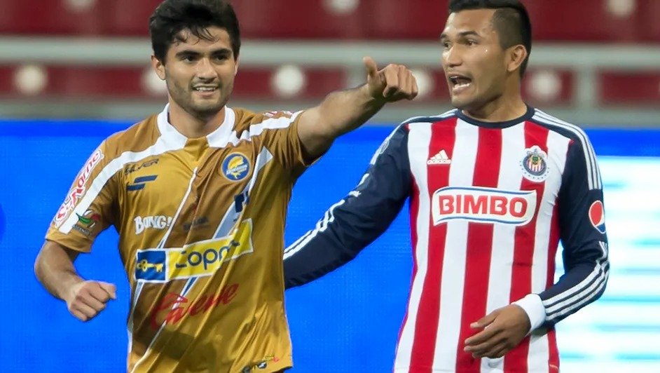 A Dorados player points next to a Chivas player during a match