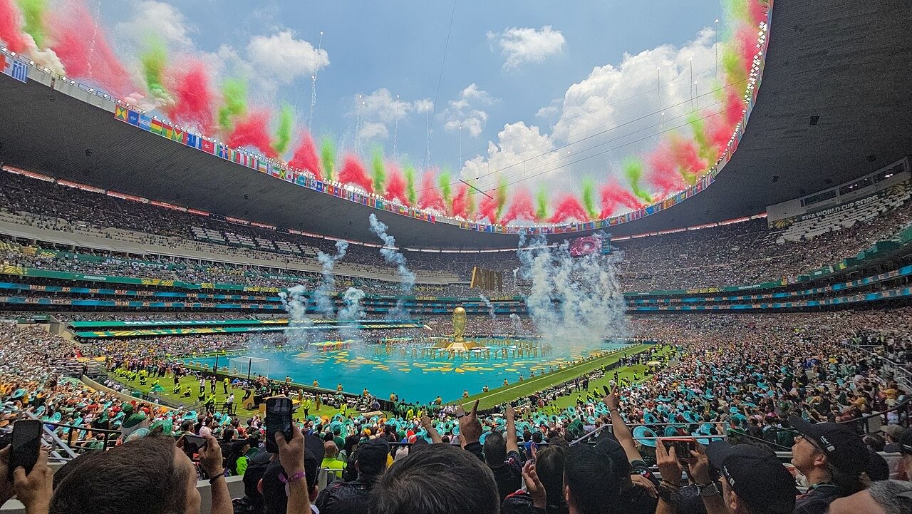 Ceremonia de inauguración del Mundial 2026 en un estadio lleno, con humo verde, blanco y rojo