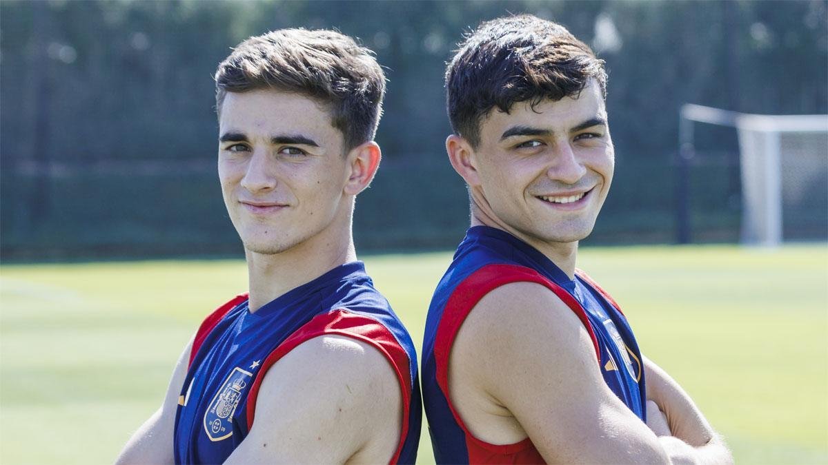 Gavi y Pedri posan espalda con espalda con la selección de España