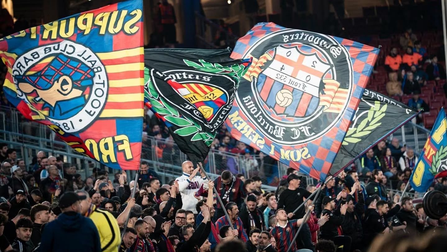 Banderas de las peñas de animación del Barcelona en la grada del Spotify Camp Nou