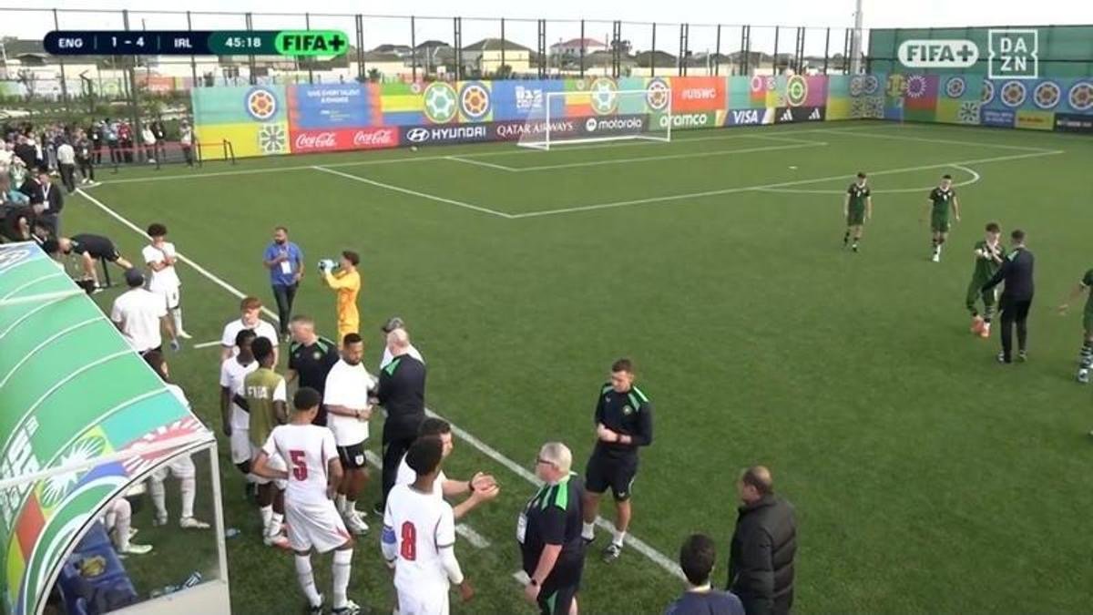 Jugadores de Inglaterra e Irlanda tras la suspensión del partido del Mundial Sub-15 en Bakú
