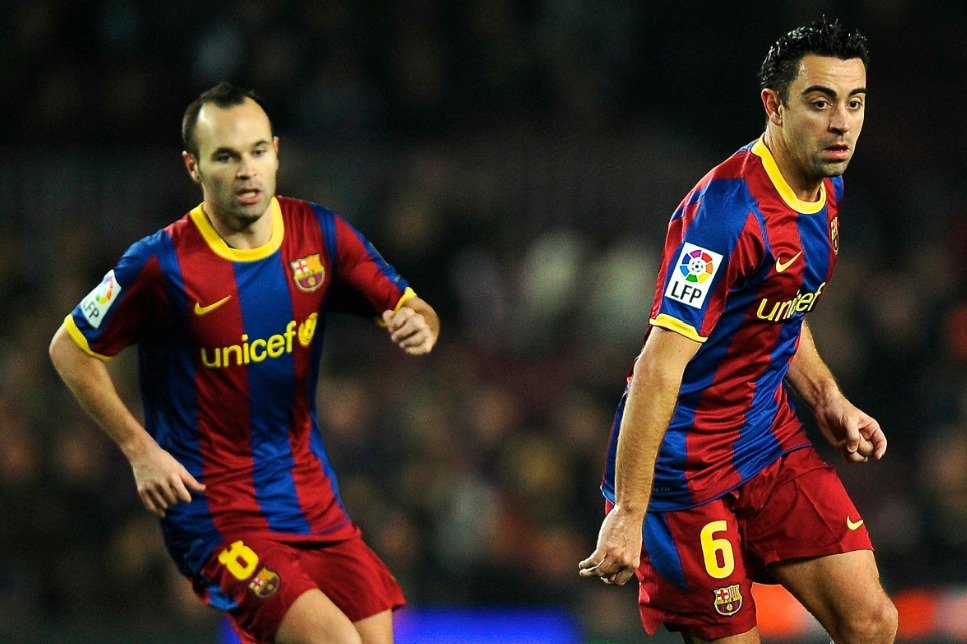 Andrés Iniesta y Xavi Hernández con la camiseta del Barcelona