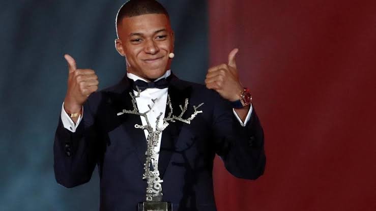 Kylian Mbappé con el Trofeo Kopa en 2018