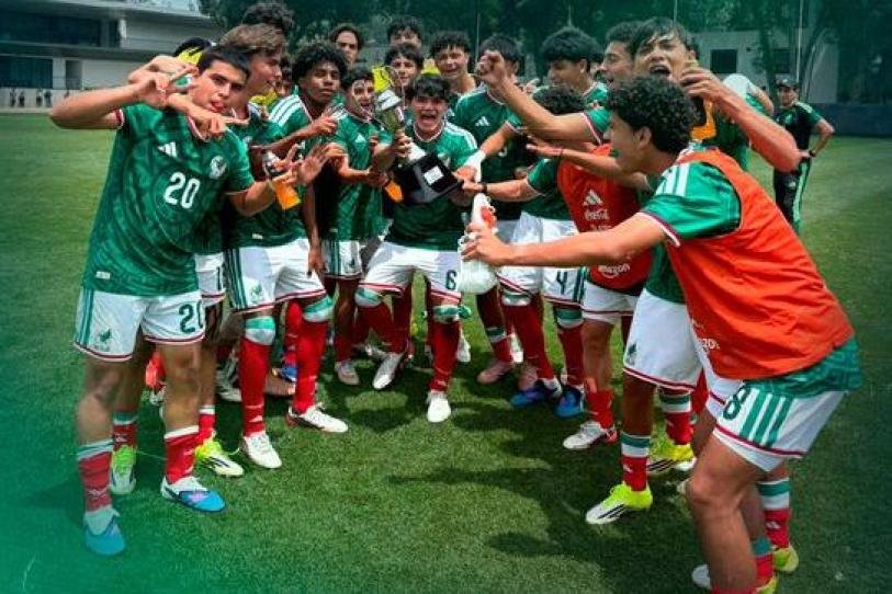 Jugadores de la Selección Mexicana Sub-15 festejan con un trofeo sobre el césped
