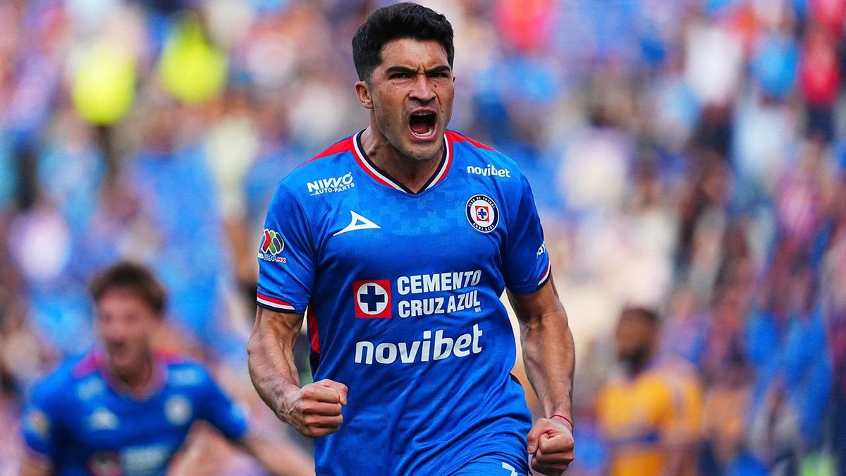 Nicolás Ibáñez festeja un gol con el uniforme de Cruz Azul