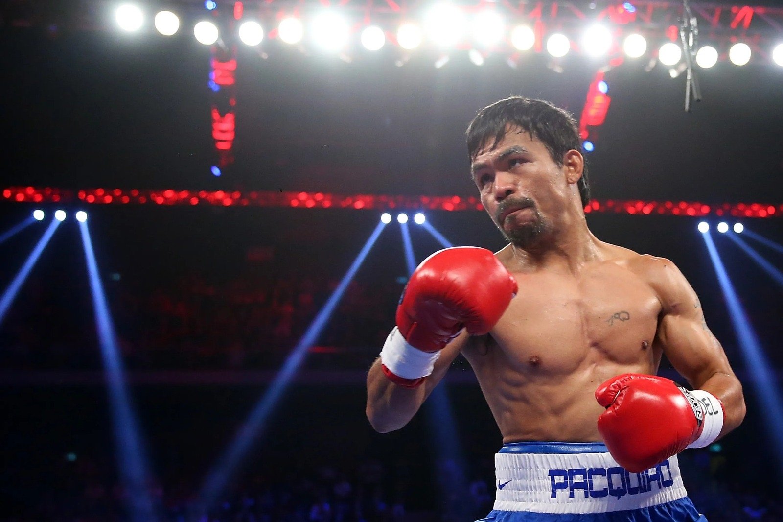 Manny Pacquiao con guantes rojos durante una pelea
