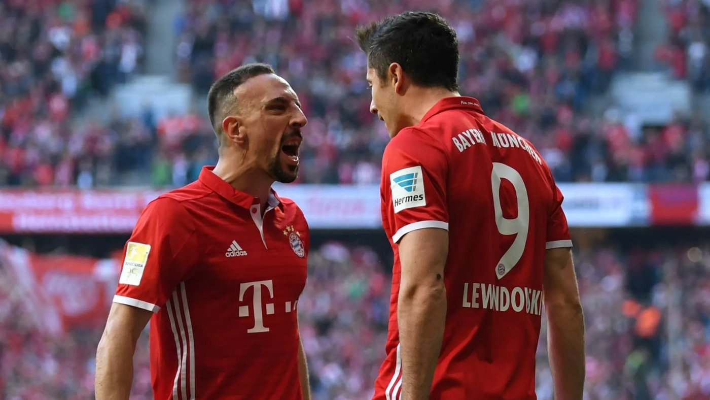 Franck Ribéry y Robert Lewandowski celebran un gol con el Bayern Múnich