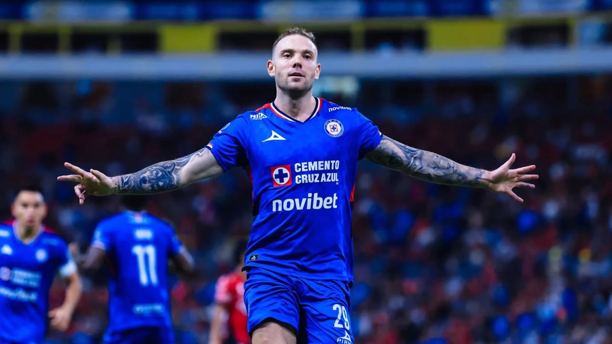 Rodolfo Rotondi festeja con los brazos abiertos con el uniforme de Cruz Azul